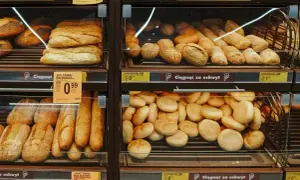 Na półkach sklepowych widać świeże pieczywo: bułki z ziarnami, bagietki i chlebki. Idealne na śniadanie, choć warto sprawdzić bułka z ziarnami kcal.