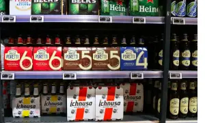 Scaffali pieni di birre, tra cui le birre più vendute in Italia: Poretti, Ichnusa e Beck's.