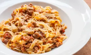 Pyszne tagliatelle z bogatym sosem mięsnym. Idealny ragu przepis na obiad.