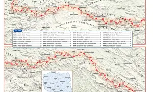 Mapa turystyczna z zaznaczonym głównym szlakiem bieszczadzkim, przebiegającym przez malownicze pasma górskie.