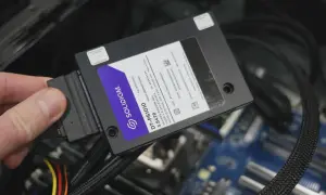 Dysk SSD Solidigm 3.84TB podłączany do komputera. Optymalizacja dysku SSD zapewni szybki dostęp do danych.