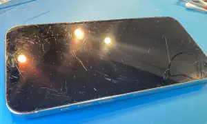 Telefon z licznymi zarysowaniami na ekranie, przygotowany do polerowania.