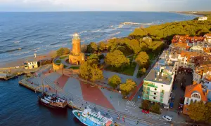 Piękny widok na Sopot z molo i plażą. Idealne miejsce na turnusy rehabilitacyjne Gdańsk Gdynia Sopot.