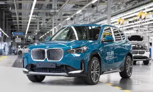 Niebieski BMW iX1, 100 000. wyprodukowany w Niemczech, w fabryce w Ratyzbonie.