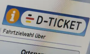 D-Ticket-Logo mit Deutschlandfarben. Mit diesem Ticket kann man auch nach Polen fahren.
