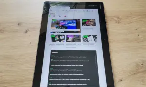 Tablet Huawei z artykułem o tym, jak wgrać nowego Androida na stary tablet. Widoczne strony z nowościami technologicznymi.