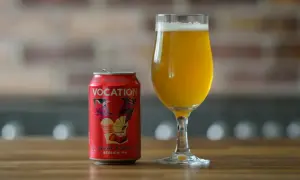 Czerwona puszka piwa Vocation Heart & Soul Session IPA z napisem "Gluten Free" obok szklanki z bursztynowym piwem. To piwo nie ma glutenu.