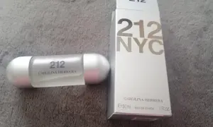 Perfumy Carolina Herrera 212 NYC 100ml w eleganckim, srebrnym flakonie i pudełku.