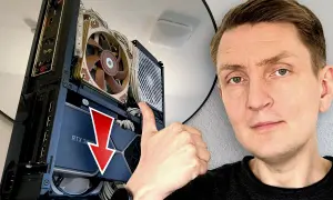 Mann zeigt Daumen hoch neben PC-Gehäuse. Grafikkarte Anschluss Mainboard ist gut sichtbar.