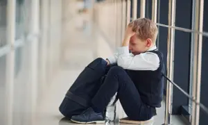 Fobia szkolna objawy: Czy poranny ból brzucha to sygnał lęku?