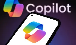 Kolorowe logo Copilot na ekranie smartfona. Zastanawiasz się copilot co to? To narzędzie AI.