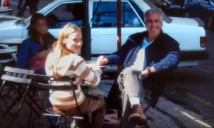 Jeffrey Epstein i młoda kobieta siedzą przy stoliku. Scena przypomina ujęcie z filmu "Wyspa Epsteina".