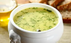 Przepis na zupę ogórkową: Klasyczny smak krok po kroku