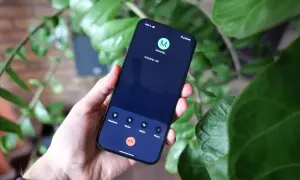 Dłoń trzyma smartfon z ekranem połączenia wychodzącego. Czy mogę zadzwonić na zablokowany numer? Na ekranie widać ikonę M i napis "Dzwonię...".