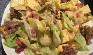 Big Mac Salat: Kult-Geschmack ohne Brötchen Einfaches Rezept