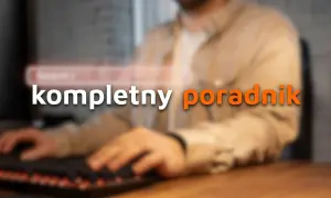 Kompletny poradnik: jak zabezpieczyć stronę internetową. Osoba pisze na klawiaturze, szukając informacji o bezpieczeństwie online.
