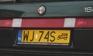 Alfa Romeo 164 z tablicą rejestracyjną WJ-74S. Klasyk pod opieką.
