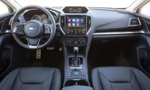 Wnętrze Subaru XV: skórzana tapicerka, ekran multimedialny i kierownica. Wiele osób szuka subaru xv opinie, by poznać ten model.