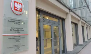 Tablica informacyjna Konsulatu Generalnego RP w Kolonii. To nie ambasada, a placówka dyplomatyczna niższego szczebla.