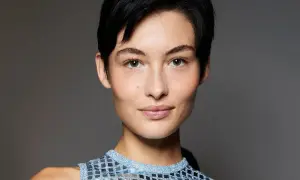 Krótka, stylowa pixie bob fryzura podkreśla delikatne rysy twarzy modelki.