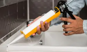 Aplikator z silikonem nanosi uszczelnienie na wannę. Dowiedz się, jak przyspieszyć schnięcie silikonu sanitarnego.