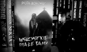 Czarno-biała okładka książki "Wszystkie białe damy" Piotra Borowca z postacią i krzyżem.
