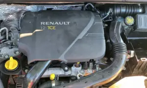 Silnik Renault 1.2 TCE z widocznymi elementami osprzętu i przewodami.