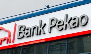 Logo Bank Pekao z czerwonym symbolem. Spokojna inwestycja z Pekao to pewność jutra.