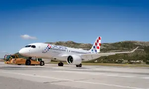 Samolot Croatia Airlines na płycie lotniska, gotowy do startu. Marzysz o bezpośrednie loty do chorwacji?