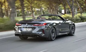 Szary kabriolet BMW M8 jedzie po drodze. Sprawdź aktualną bmw m8 cena i poczuj wolność.