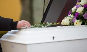 Kiedy pomnik po pogrzebie? Poznaj ważne zasady i terminy