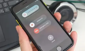 Ekran wyłączania iPhone'a: przesuń suwak "slide to power off", aby wyłączyć urządzenie. Dostępne też opcje Medical ID i Emergency SOS.