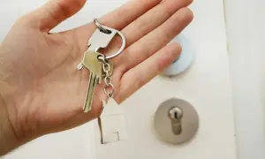 Czy wychodząc z hotelu zostawia się klucz? Poznaj ważne zasady