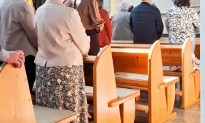 29 października. Ludzie stoją w kościele, czekając na nabożeństwo.