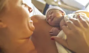 Mama tuli noworodka na klatce piersiowej. To piękny początek powrotu do formy po ciąży.