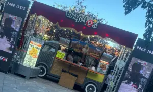 Food trucks "Viajeros" y "Paco-Jones" en el Ebro, sirviendo hamburguesas y patatas.