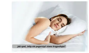 Kobieta śpi na białej pościeli, przytulając poduszkę.