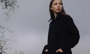 Elegancka czarna kurtka to idealna odpowiedź na pytanie, jak się ubrać na 18 stopni. Stylizacja na chłodniejszy dzień.