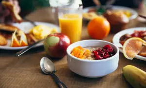 Colazione pre workout: porridge con frutta secca, succo d'arancia, mela e banana. Energia per iniziare la giornata!