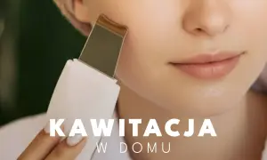 Kobieta wykonuje peeling kawitacyjny w domu. Urządzenie delikatnie oczyszcza skórę twarzy, pozostawiając ją gładką i promienną.