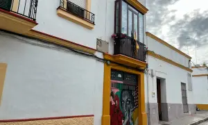 Fachada de la casa Lola Flores en Jerez, con un mural vibrante en la puerta y balcones adornados.