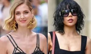 Dwie kobiety w czarnych kreacjach. Jedna z blond włosami w stylu italian bob, druga z ciemnymi, kręconymi włosami i okularami.