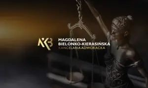 Posąg Temidy z wagą i logo kancelarii adwokackiej.