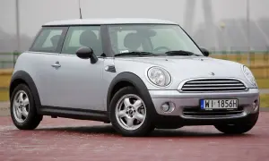 Srebrny mini r56 na czerwonej nawierzchni.