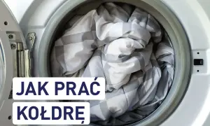 Kołdra w kratkę czeka na pranie w pralce. Dowiedz się, jak prać kołdrę, by była świeża i czysta.
