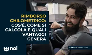 Uomo sorridente al volante discute il rimborso spese chilometrico: cos'è, come si calcola e i vantaggi.