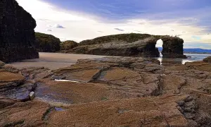 Impresionantes formaciones rocosas en la Playa de las Catedrales, donde se puede bañar y admirar el arco natural.