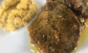 Fette di carne in umido con polenta, un classico della ricetta bresciana.