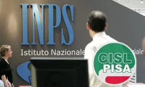 Persone davanti all'INPS, forse per pratiche di invalidità dopo intervento chirurgico.