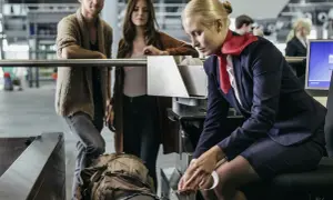 Para sprawdzić, ile bagaż podręczny Ryanair zmieści się w tej ramce, para czeka na odprawę.